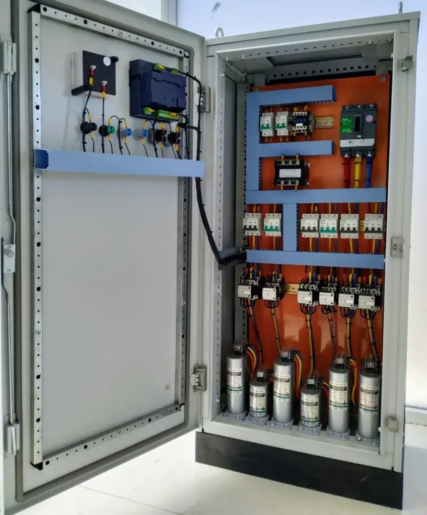 [VEMAC_BAC0225220] Banco de Capacitores Automático marca VEMAC de 225 kvar a  220 volts de 9 pasos de 25 kvar, Modelo BAC0225220,  que incluye Medidor de Factor de Potencia Digital  con Parámetros de, KVAR, Frecuencia, I, HZ, KW, KVA, Distorsión  De Armónicas, Monitoreo de Capacitores en Buen Estado,  Capacitores de 25 kvar con Resistencias de Descarga Incluida,  Interruptor Principal, Contactares Especiales  Para Cargas Capacitivas, Porta Fusibles NH00, Fusibles NH00,  Fusibles y Portafusiles de Control, Dona de Medición, TC, Pastillas  de Control, Transformador de Control todo alojado, Gabinete Nema 3  Auto soportado. 